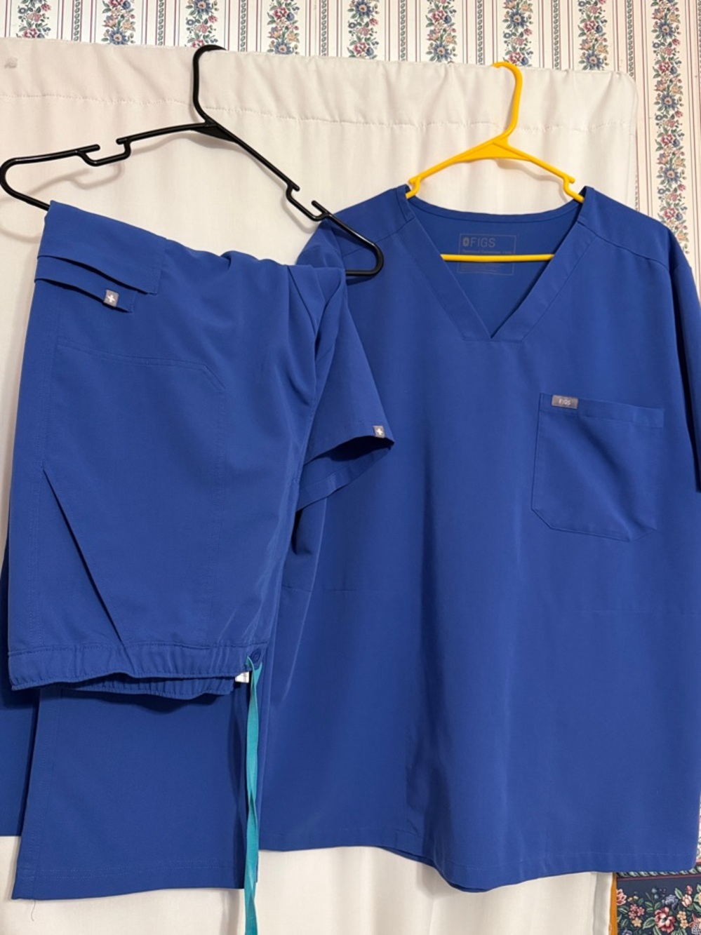 Men’s XXL Figs V-Neck Scrub Top and Drawstring Pants in Denim
